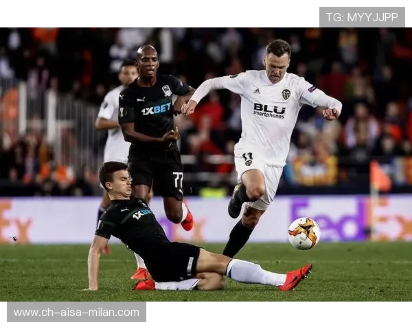 AC米兰边路快打压得对方后撤